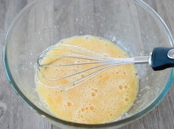 step1: 先將蛋，鹽及糖拌勻，然後加檸檬汁和檸檬皮拌勻