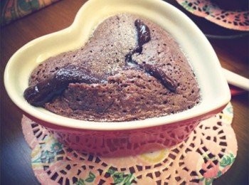 step9: 熱騰騰的巧克力蛋糕~~~ 看它像是要爆發出來的樣子~~~ 對情人滿滿的愛呀^^"