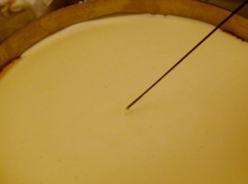 step9: 輕輕搖晃模具使表面平整，用探針將浮出的小氣泡輕輕刺破，蓋上保鮮膜放進冰冷藏約3小時至凝固(為節省時間也可以放進冷凍約1小時)  輕輕搖晃模具使表面平整，用探針將浮出的小氣泡輕輕刺破，蓋上保鮮膜放進冰冷藏約3小時至凝固(為節省時間也可以放進冷凍約1小時)