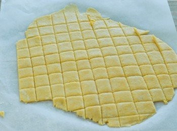 step7: 切成方形，放在鋪有烘焙紙的烤盤上