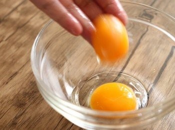 step1: 吉士醬做法（步驟1-9）：把蛋黃和蛋白分開（食譜中不會用到蛋白，可自行處置）。