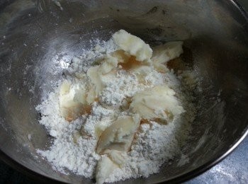 step13: 再做(C)部份:
油皮搓至均勻成糰,可放雪櫃片刻
