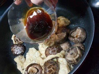 step7: 落2湯匙素蠔油炒勻
