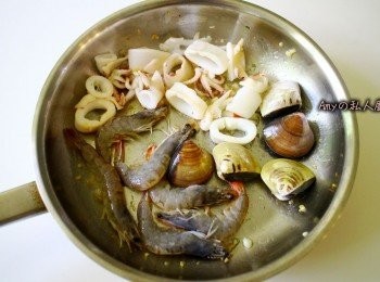 step3: 依序放入鮮蝦及中捲和蛤蜊一起翻炒爆香。