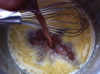 step1: 美祿粉加入熱水均勻待冷。
取出一個較深的大碗
把蛋和煉乳加入碗中攪拌至出現小泡。
然後加入玉米油和調好的美祿水，攪拌均勻