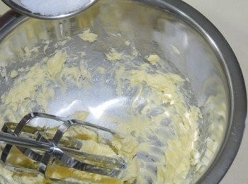 step2: 無鹽奶油切小塊,將細砂糖加入打到泛白