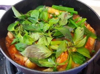 step4: 加入蔥段及九層塔，蓋上蓋子，關火燜5分鐘即可。