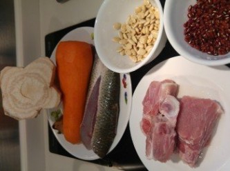 step1: 粉葛和紅蘿蔔切一舊舊,果皮浸軟去白色囊,赤小豆和扁豆浸半小時,薑切片,豬脊骨氽水。