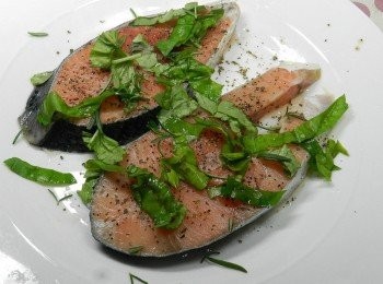 step2: 灑上切絲的甜味羅勒與迷迭香