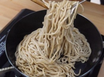 step4: 步驟4：
重新熱鍋轉小火放入豬油1/2匙、高湯20cc、醬油2匙、鹽1/2小匙、糖1/2小匙、白胡椒粉1/2小匙、味精少許，煮出香味後關火，將麵條放入和醬汁拌勻，即可盛碗淋上蟹黃淋醬與甜醋，擺上豆苗和紅辣椒