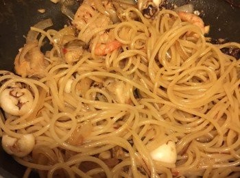 step8: 然後加入意粉炒匀，加入所有調味料炒匀。如果口感和味道對了，就可以上碟。