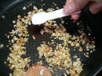 step9: 加入1茶匙海鹽炒勻