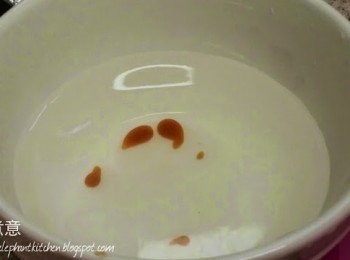 step6: 看到糖漿有泡，用筷子嘗試沾糖漿滴入冷水中，凝結即可