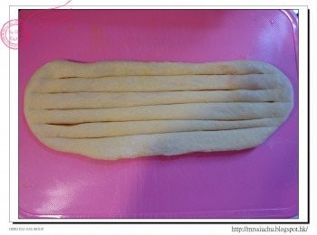 step5: 再擀開。中間界幾刀。 保留頭尾位置不要斷開。