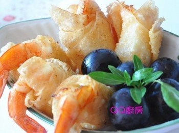 step6: 將炸好的餛飩沙拉鮮蝦美美擺盤，放入幾顆葡萄裝飾即可