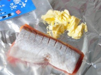 step2: 先準備一張錫箔紙，放些無鹽奶油於上層，取出真空包裝的鮭魚蓋在奶油上