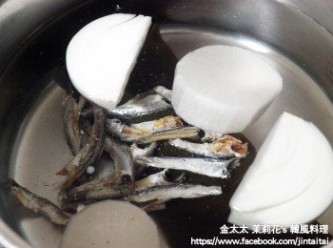 step1: 先把, 2L的水和高湯材料煮. 開水起用中小火煮20分鐘.