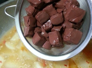 step8: 再落豬紅煮5分鐘