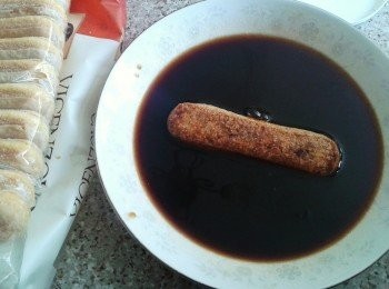 step4: 將手指餅乾沾上咖啡