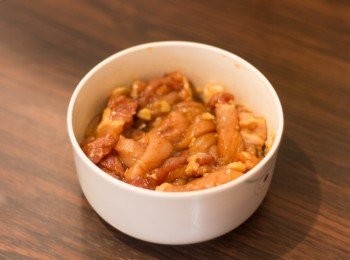 step2: 豬肉洗淨印乾水再切條，用豬肉醃料醃大約半小時以上