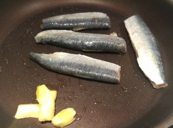 step1: 先用薑片煎香沙甸魚。