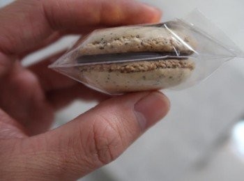 step7: 可以用小袋子分裝保存，或是放入密封罐中，做好的馬卡龍可以先放置冰箱冷藏，風味更佳👍