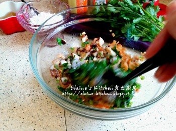 step3: 鯪魚肉放入大碗內 , 逐一加入芫茜碎 , 蔥粒 , 蝦米 , 冬菇粒 , 及<span class="group_2">調味料</span>拌勻