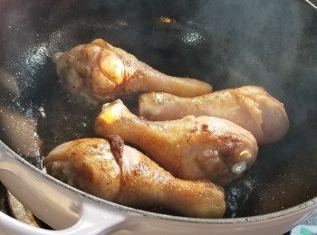 step1: 燒熱油鍋,將雞下脾煎至七成熟。