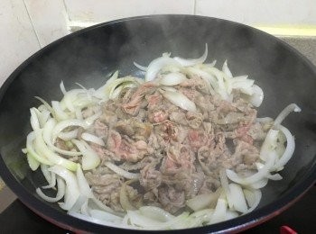step4: 將洋蔥撥開, 中間加入肥牛, 平均鋪在平底鑊上, 煮至轉色後再反轉，兩邊也轉色八成熟後, 將洋蔥及肥牛同炒均, 加入一半<span class="group_2">汁料</span>快炒先上碟, 同鑊子加入粉絲炒軟身, 再加入少許<span class="group_2">汁料</span>, 最後加入洋蔥肥牛炒至混合即成
(若不加粉絲, 刪除粉絲部份直接上碟即可)