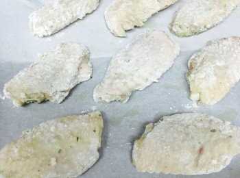 step2: 焗爐預熱200度。將醃好的<a href="https://bit.ly/3zHU5V3" target="_blank" data-keyword="雞翼" class="guide-link"><strong>雞翼</strong></a> <span style="display:inline-block;vertical-align:middle;margin-top:-3px;color:initial;border-radius:3px;padding:2px 3px;font-size:12px;line-height:14px;background:#87d300;color:#fff;">即買</span> 拍上薄薄的一層麵粉，整齊排在已鋪上錫紙或焗盤紙的焗盤上。