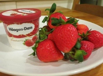 step4: 草莓自來水流動15分去除農藥.再用飲用水沖洗一遍擦乾備用