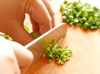 step4: 把蔥和芫荽洗淨切碎備用。