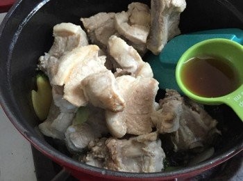 step4: 加入紹酒爆香至香味突出