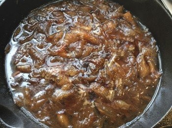 step4: 其餘的洋蔥切細片，放回鑊中慢火炒至啡黃色，大約十五分鐘左右。加入雞湯，用慢火煮三十分鐘至收汁。
