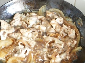step8: 打開蓋子，調至中火。下豬腩片多煮 3 分鐘。
