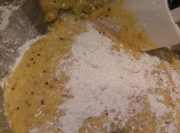 step4: 將巳攪混的低筋麵粉和泡打粉,慢慢加入藜麥合桃蛋液中攪混。