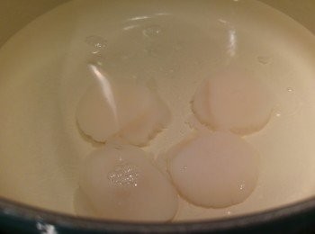 step3: 煲水加鹽, 水滾後熄火加入帶子浸約一兩分鐘。