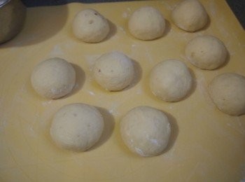 step4: 將分割好嘅麵團拍扁>對摺拍扁>滾圓>醒麵15分鐘