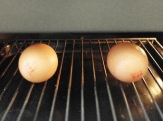 step2: 利用水波爐來煮白煮蛋備用^^ 也可以直接用水煮啦!!