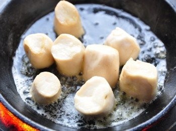 step3: 準備奶油小火加熱後，放入圓柱狀的杏鮑菇香煎