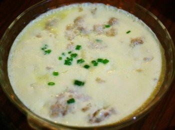 step1: 將醬油和糖加入豬絞肉醃1分鐘。