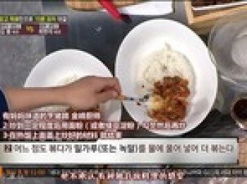 step3: 在熱飯上蓋上炒好的<span class="group_1">食材</span>。