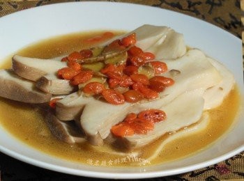 step1: 鍋中放入麻油及薑片(切越薄越好).小火蓋鍋蓋爆香薑片至微焦.加入洗淨切厚片的杏鮑菇稍微炒一下.再加入米酒和水.大火將杏鮑菇枸杞煮熟起鍋