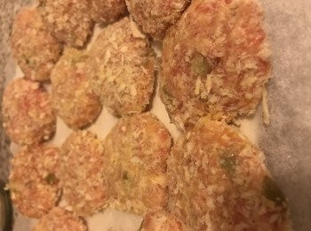 step5: 最後把那個球狀的肉丸用手輕輕的壓成為漢堡扒