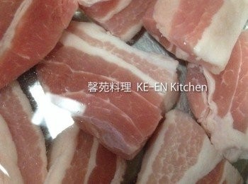 step2: 鍋內水蓋過肉、滾後繼續煮五分鐘、取出洗淨備用