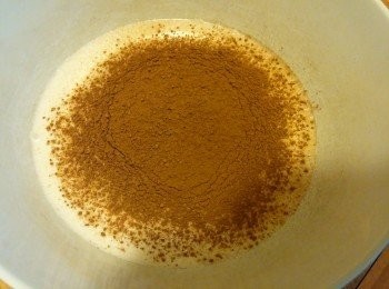 step2: 将全部<span class="group_1">食材</span>放在一个碗里