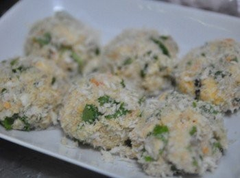 step6: 將內餡塑成一個個扁圓狀，再均勻的沾裹麵包粉