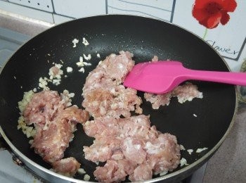 step3: 中火燒熱油, 下蒜蓉兜炒，加入絞肉炒至8成熟，