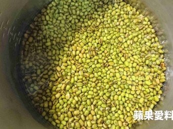 step2: 從冰箱取出內鍋，瀝乾水份，再加水（已泡水的綠豆：水＝1：2），外鍋放2杯水蒸煮。