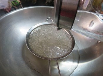 step3: 粉皮隔去水份後,用凍滾水沖水降溫防變散